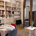 Apartman Near Louvre, Párizs