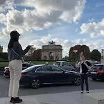 Near Louvre, * Párizs