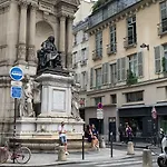 Near Louvre, * Párizs