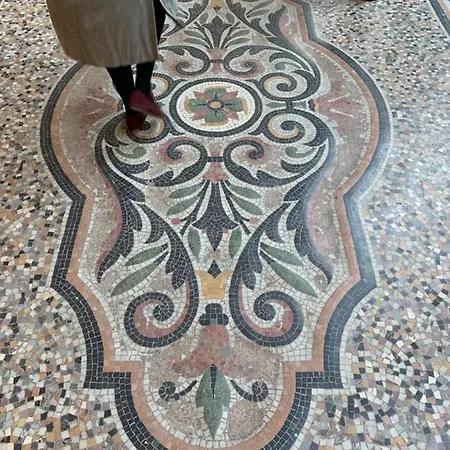 Near Louvre, * פריז