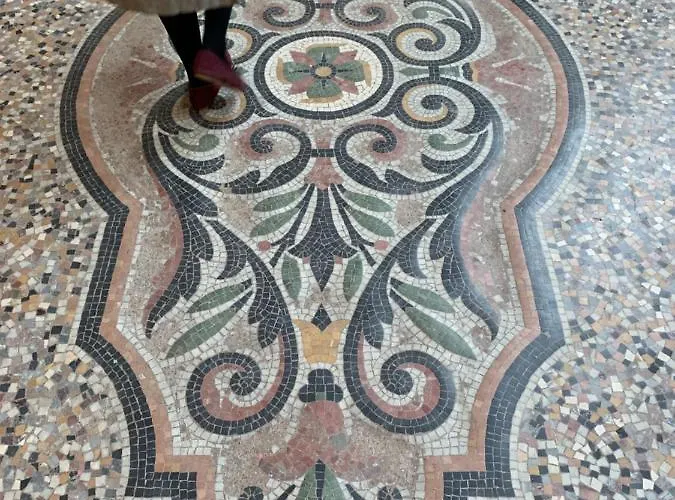 Near Louvre, * Παρίσι