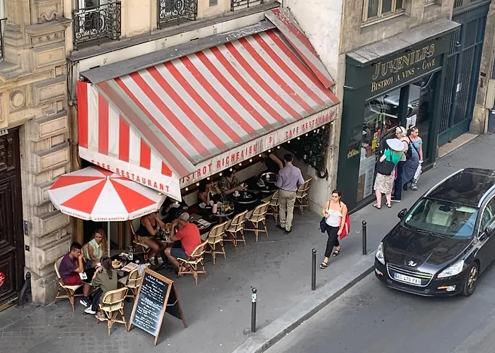Near Louvre, Παρίσι