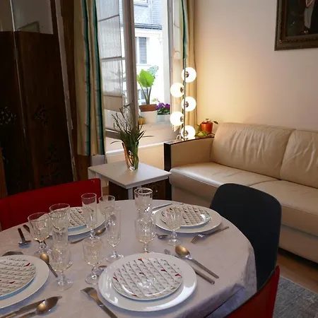 Apartman Near Louvre, Párizs
