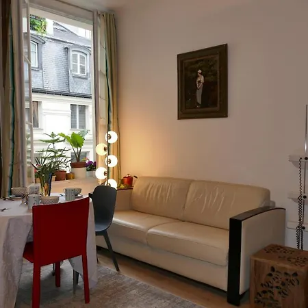 Apartman Near Louvre, Párizs