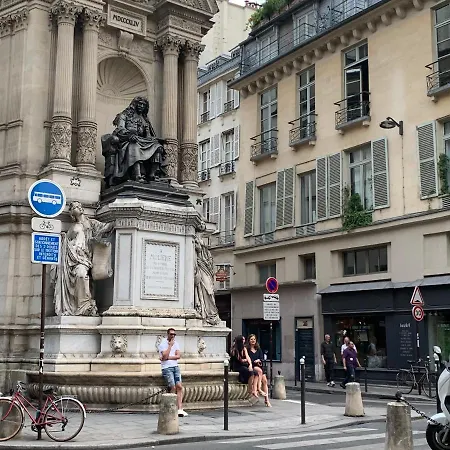 Near Louvre, * Párizs