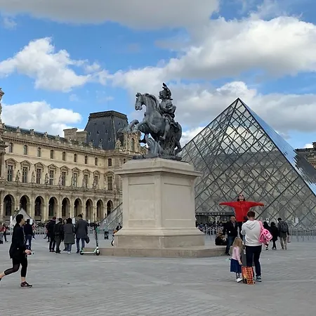 Apartment Near Louvre,