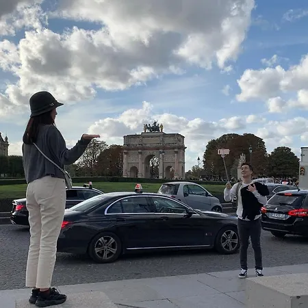 Near Louvre, * París