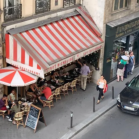 Near Louvre, París